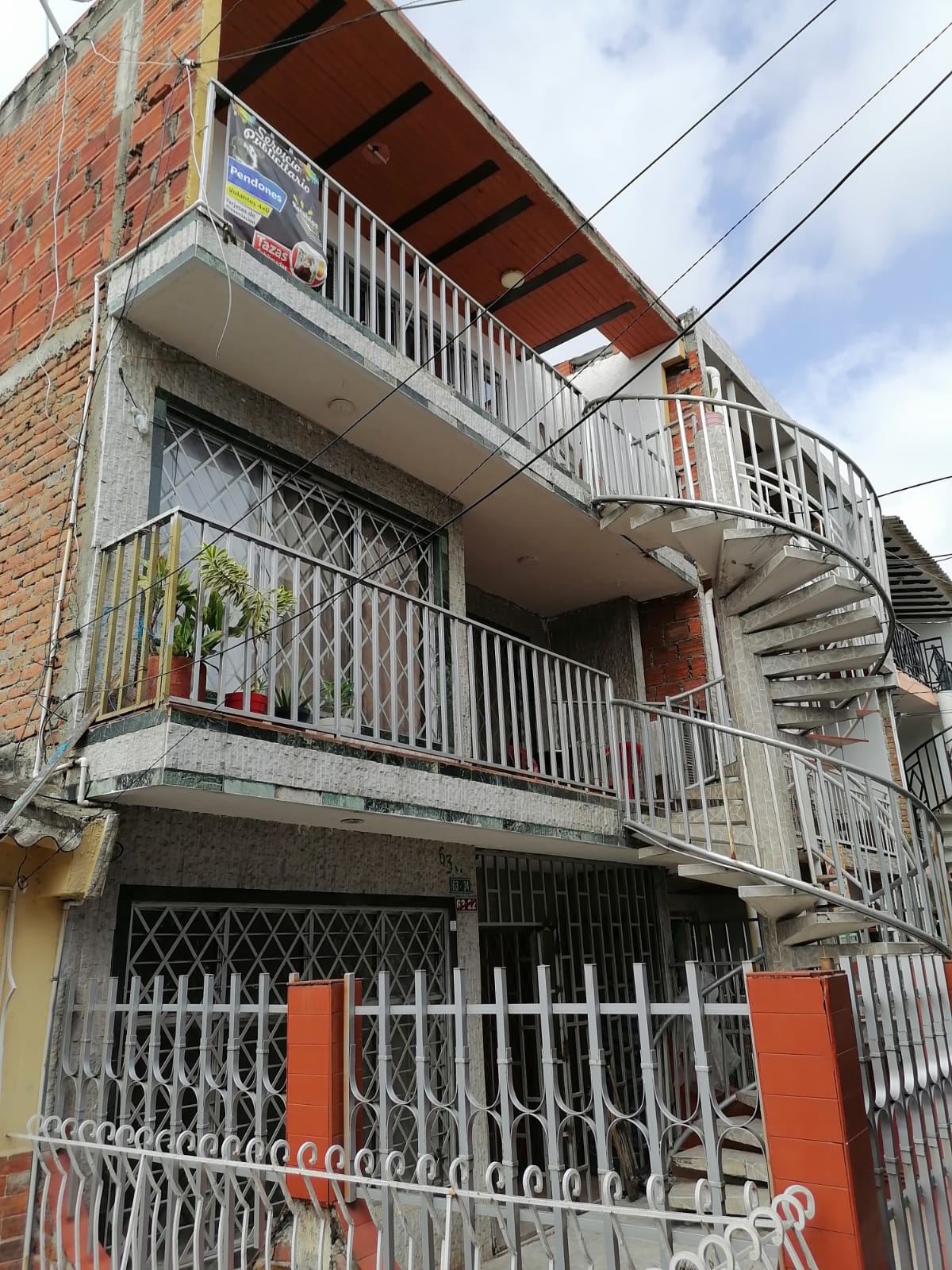 Vendo propiedad con 3 apto indepenientes en el barrio la ceiba, Cali