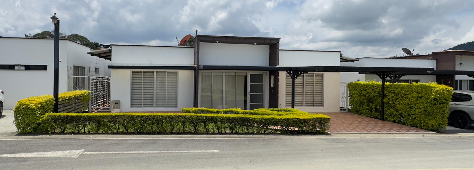 CASA AMPLIA Y MUY BONITA 
