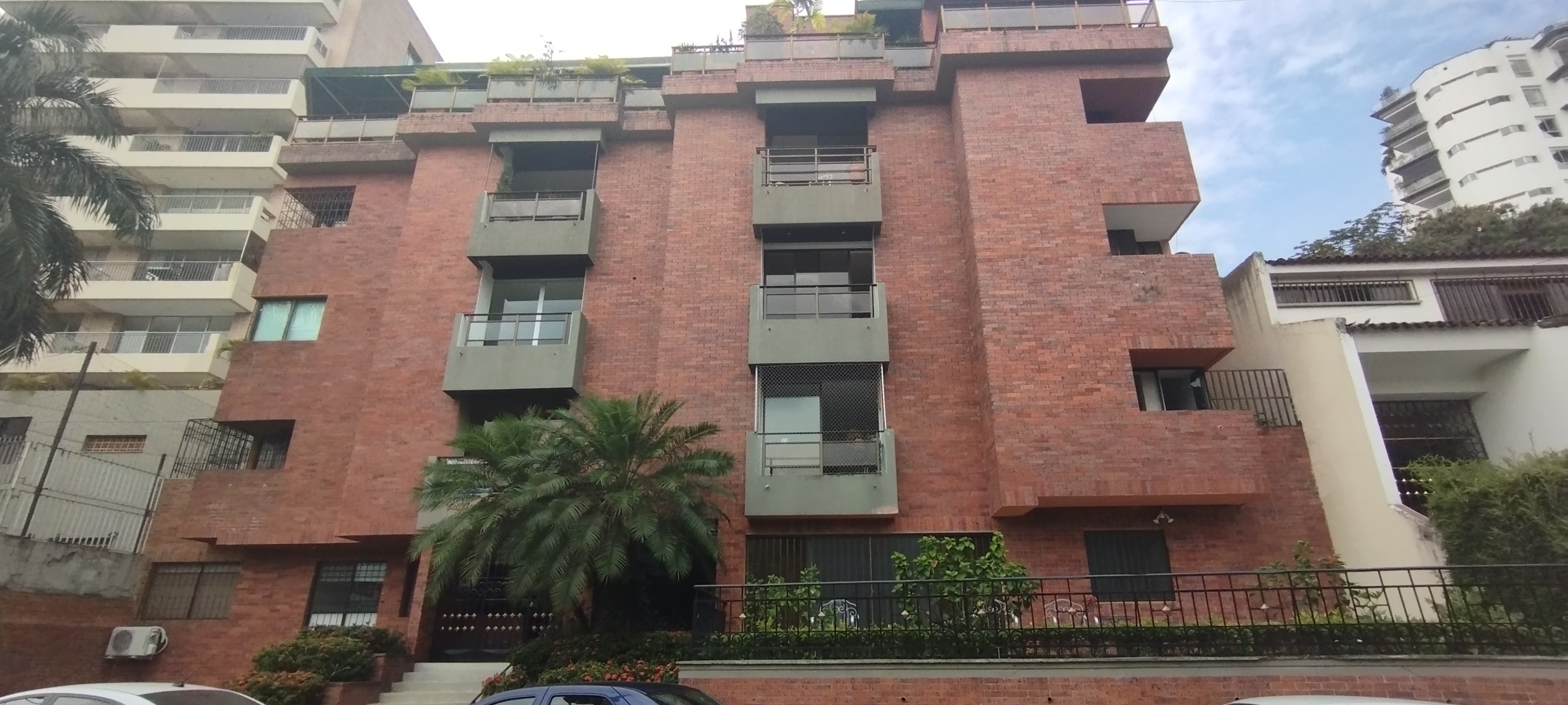 APARTAMENTO EN LA ARBOLEDA CALI