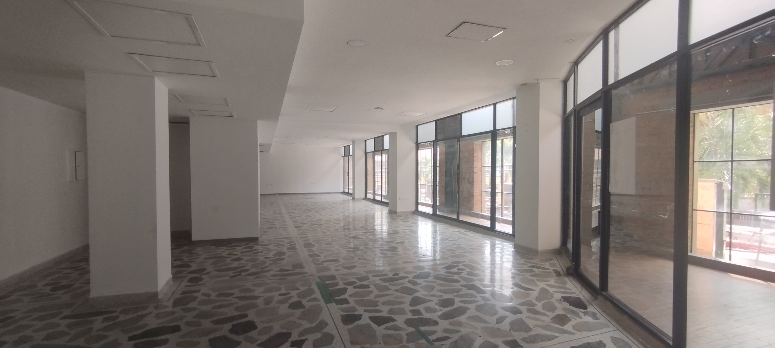 OFICINA EN VENTA EN C. C. CHIPICHAPE  CALI