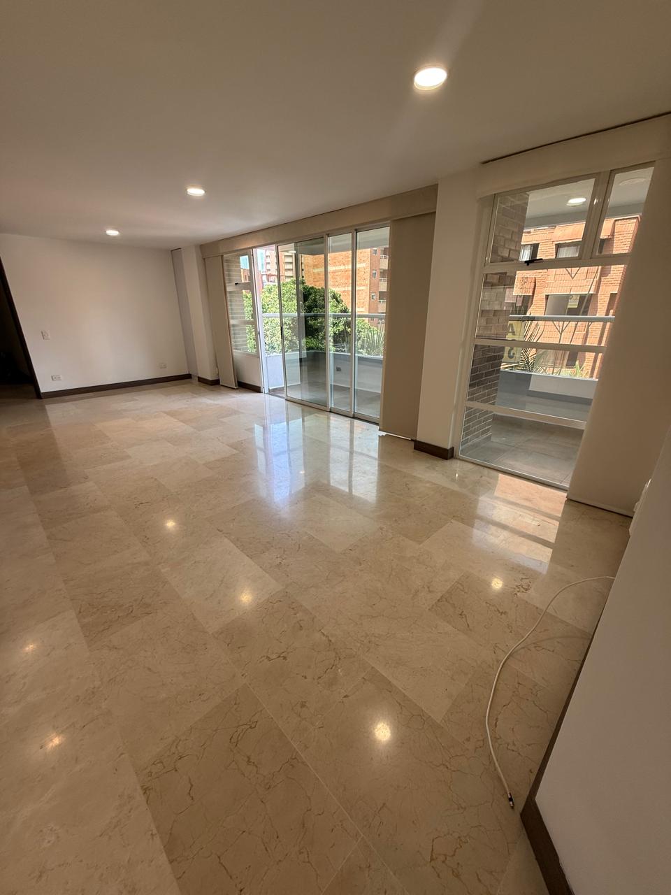 SE ARRIENDA APARTAMENTO EN LAURELES MEDELLIN