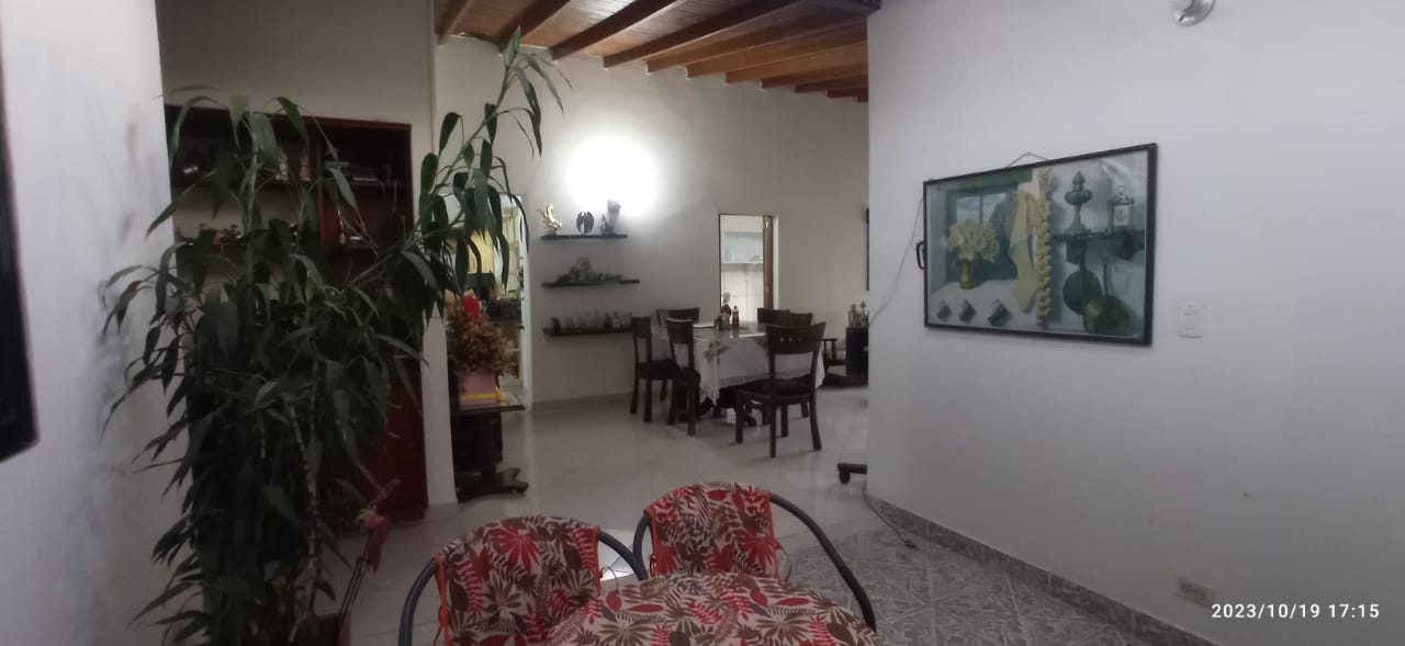SE VENDE CASA UNIFAMILIAR CERCA AV. LA 33