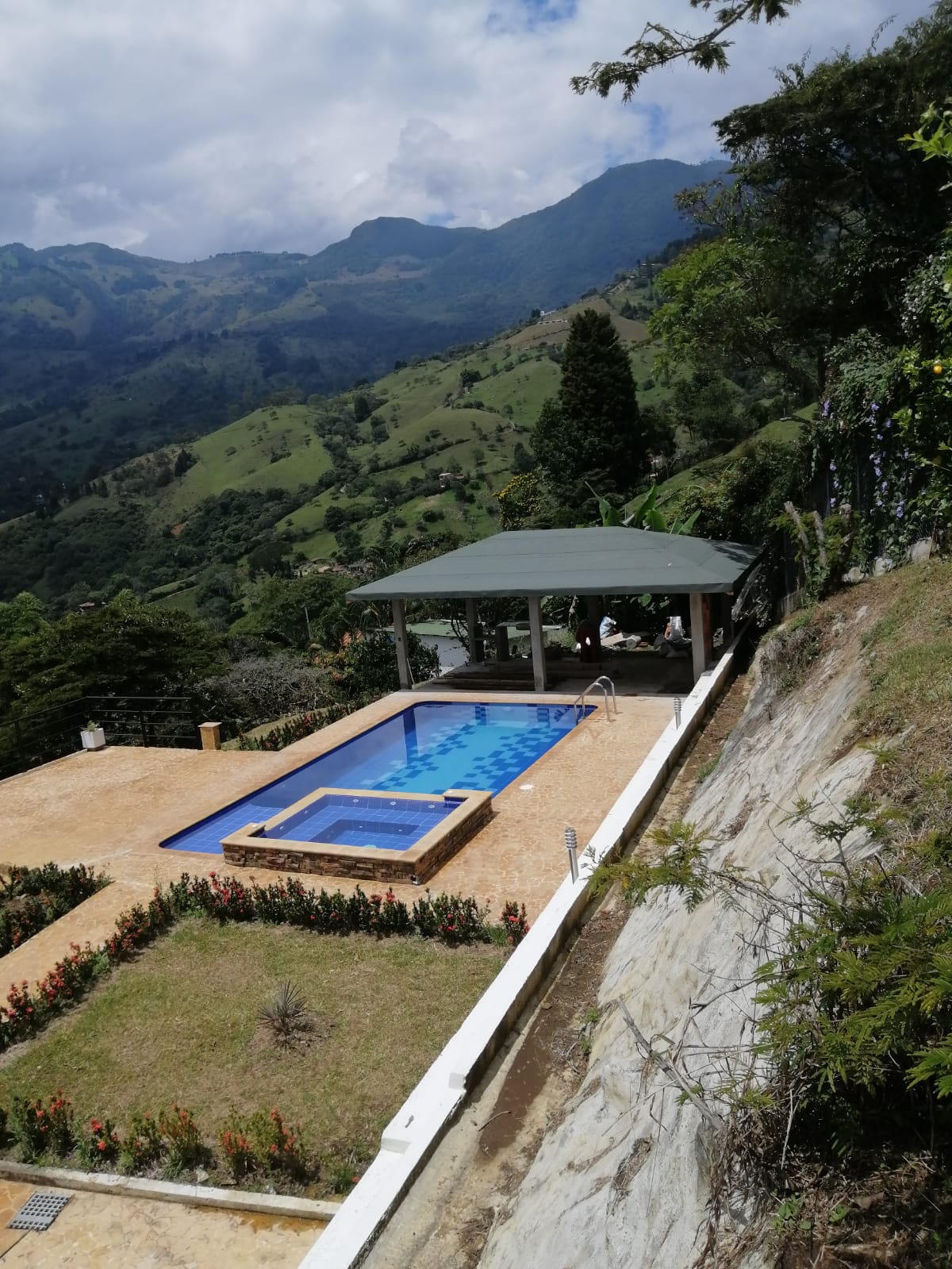 SE ARRIENDA FINCA EN COPACABANA LIMONAR ANTIOQUIA