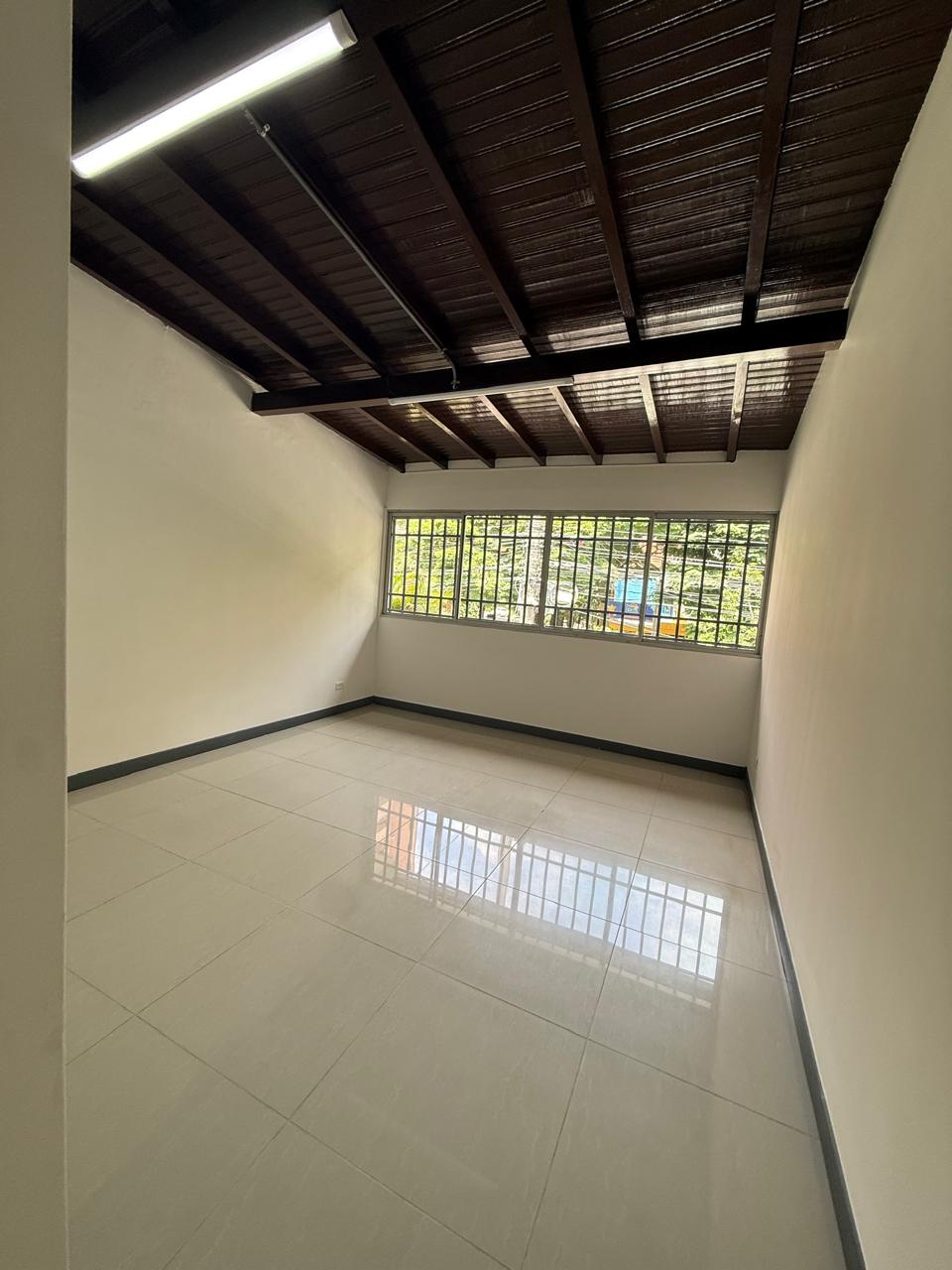 SE ARRIENDA CASA 2DO PISO EN LAURELES MEDELLIN