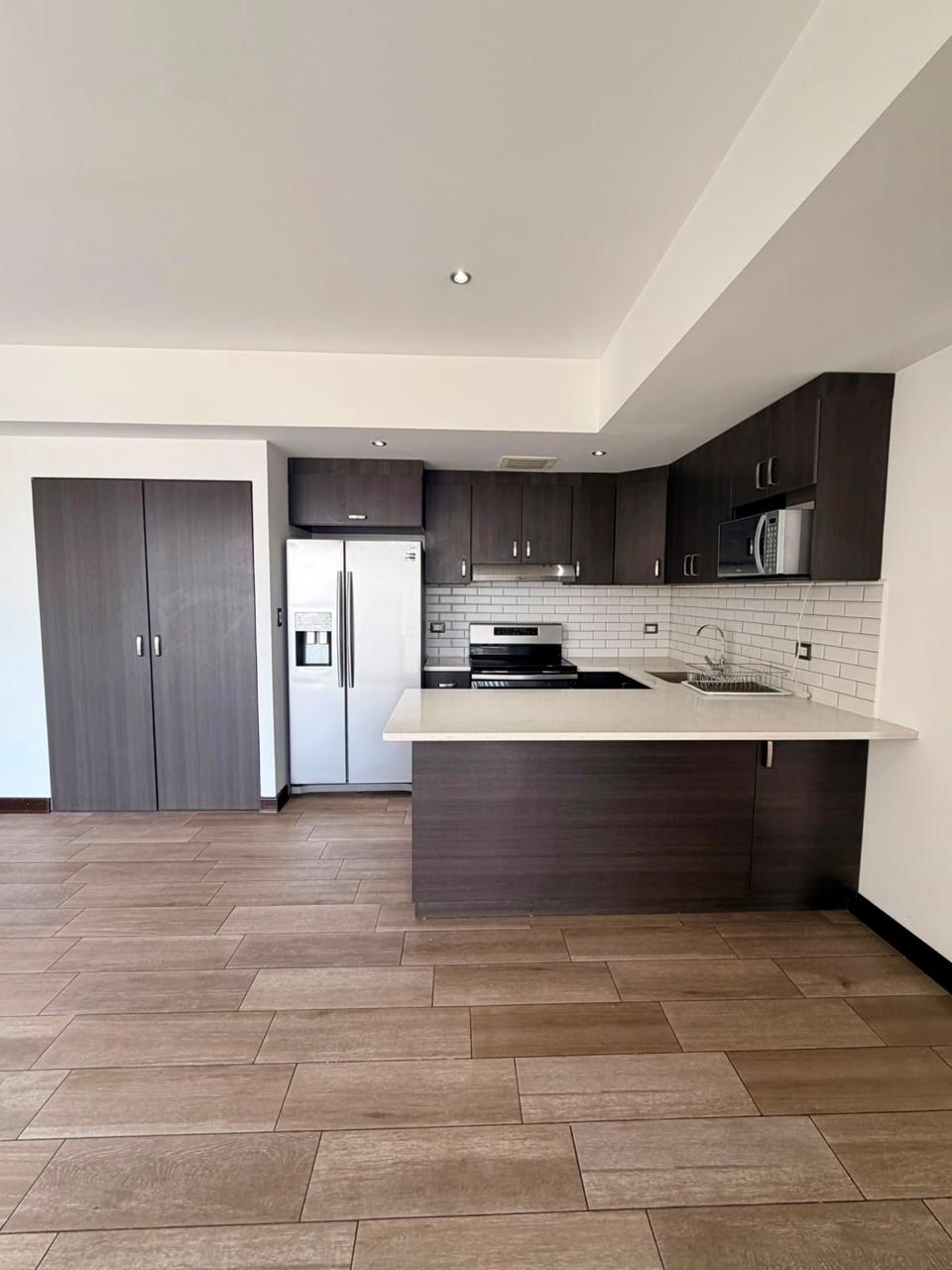 Apartamento en Edificio Tres 15, Zona 13 - 2 habitaciones Ref-5985 - Image 1