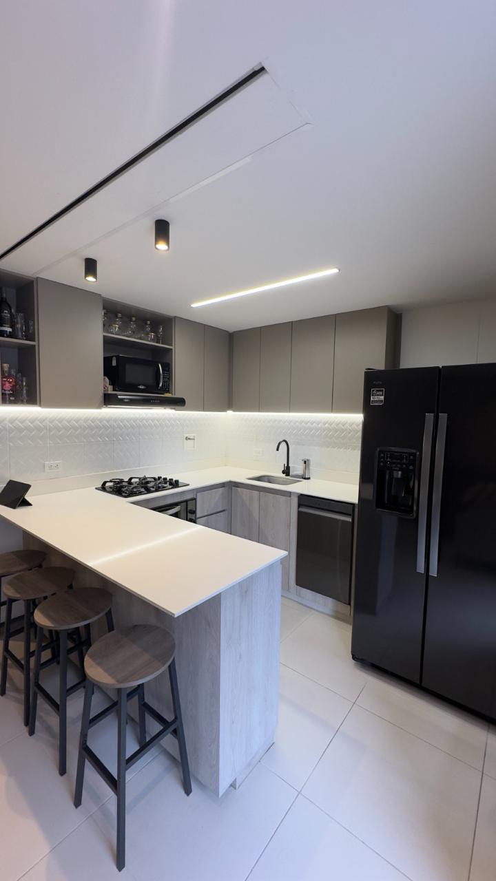 Venta De Hermoso  Apartamento En Los Colores Medellín