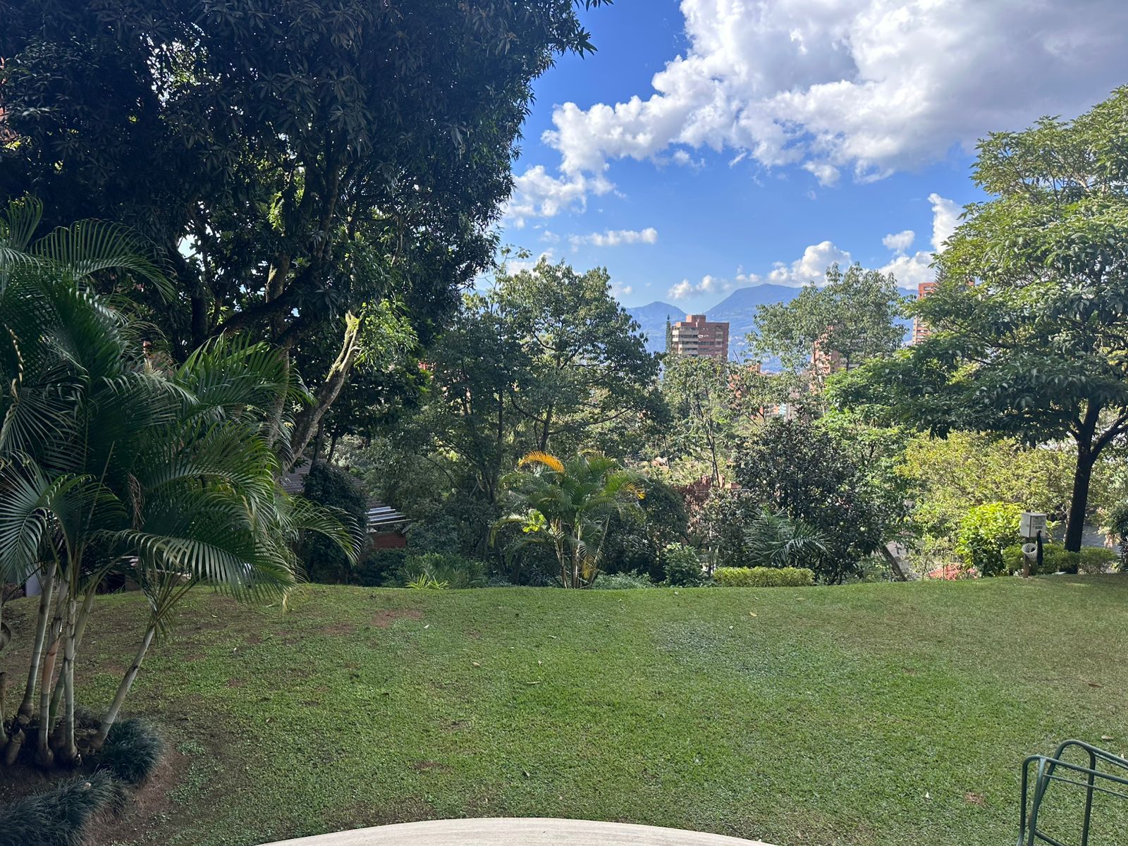 VENDO APARTAMENTO (BAJO DE PRECIO) EL POBLADO MEDELLIN