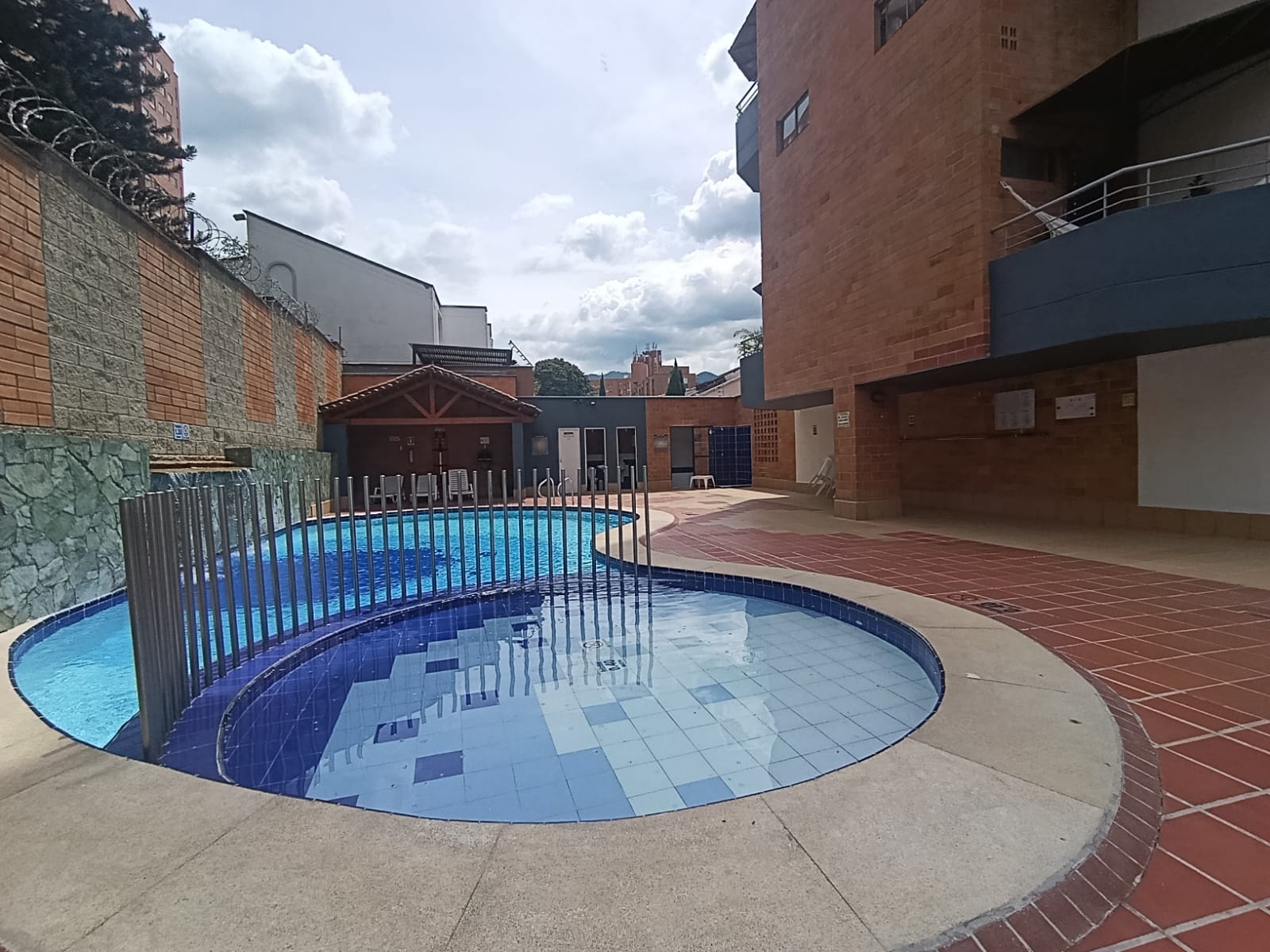 Apartamento Dúplex  en Arriendo Loma de los Bernal