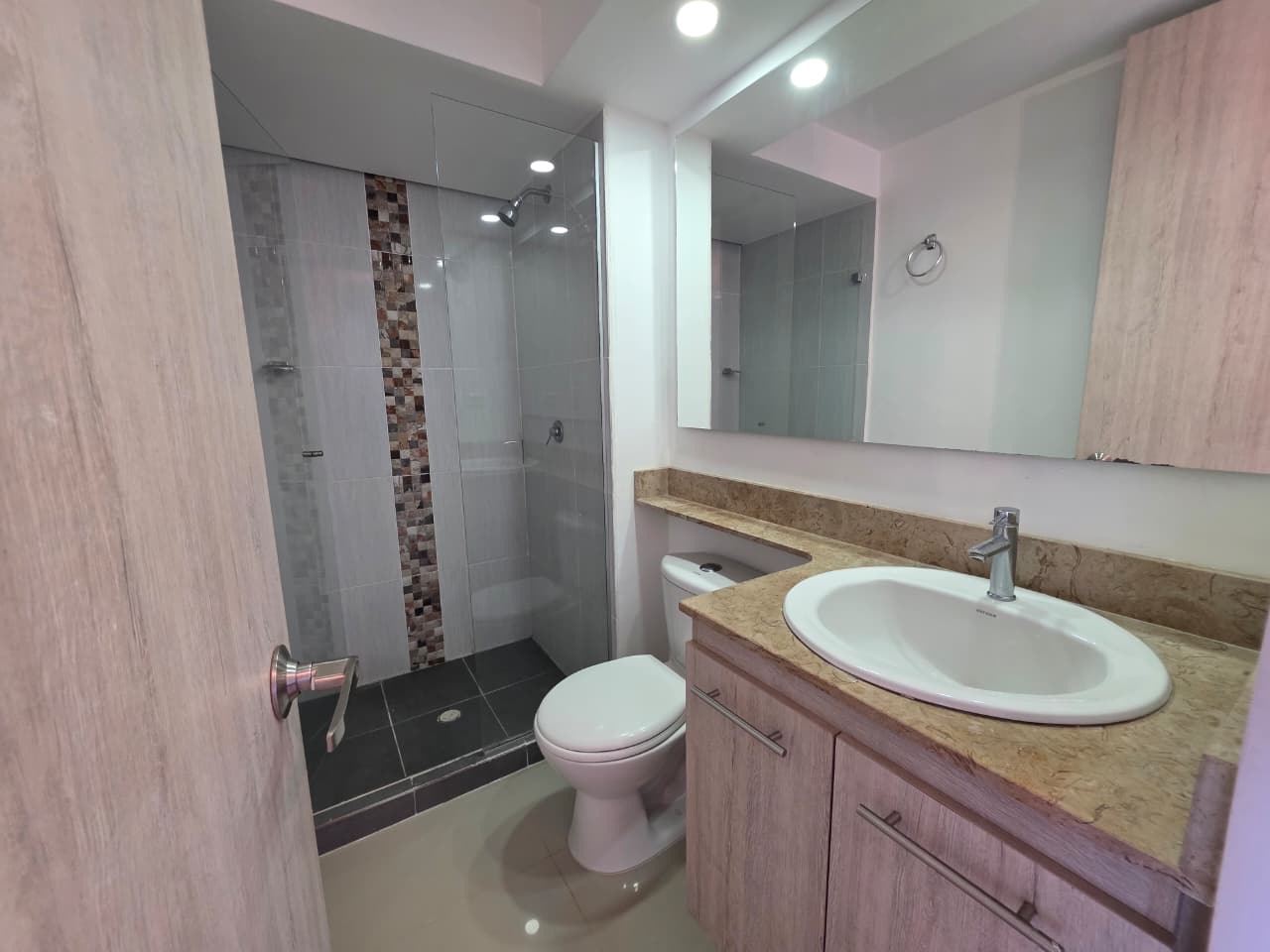 Apartamento en venta Las Lomitas Sabaneta - parqueadero y util