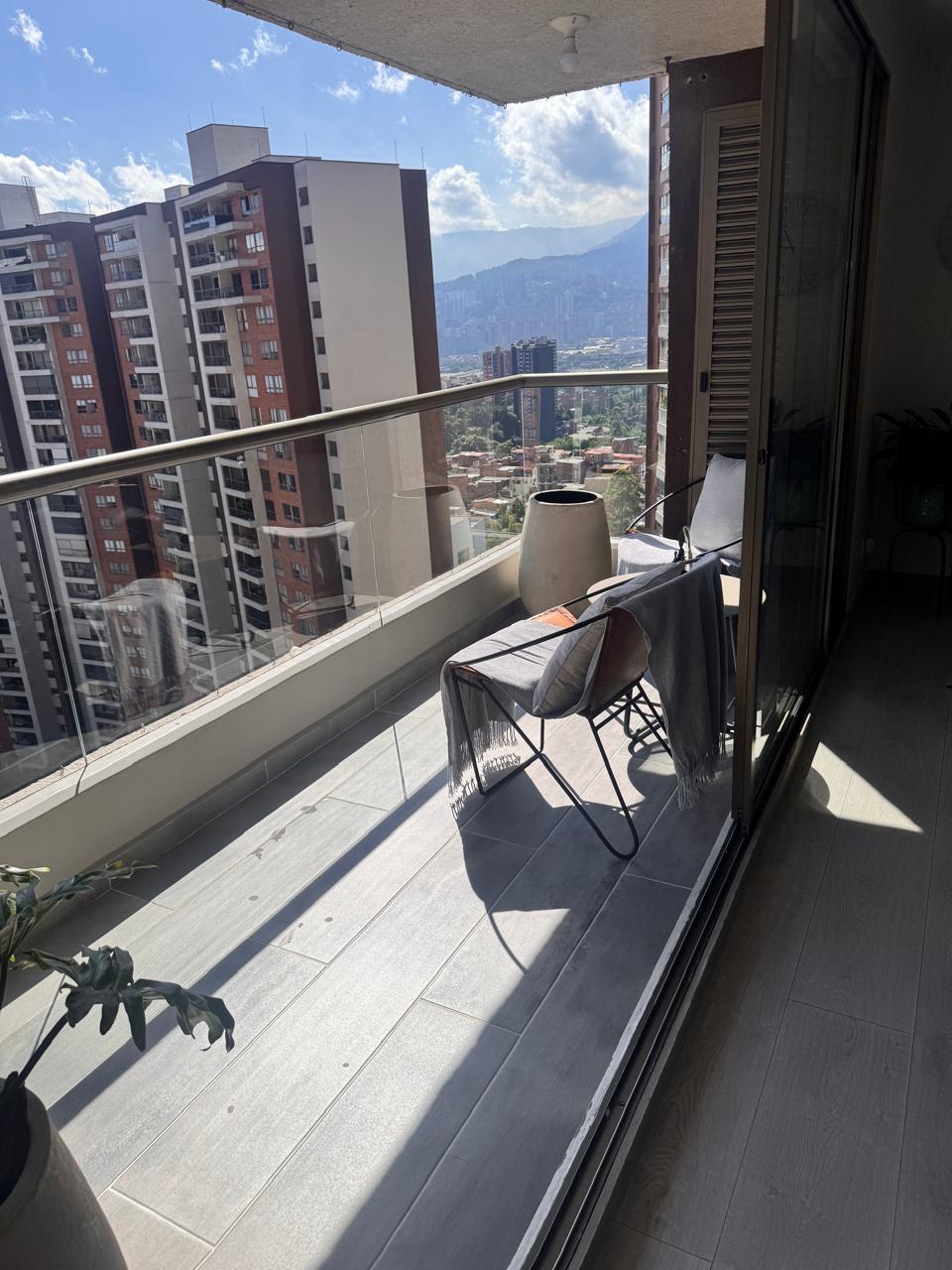 Apartamento para la venta en la loma de los bernal