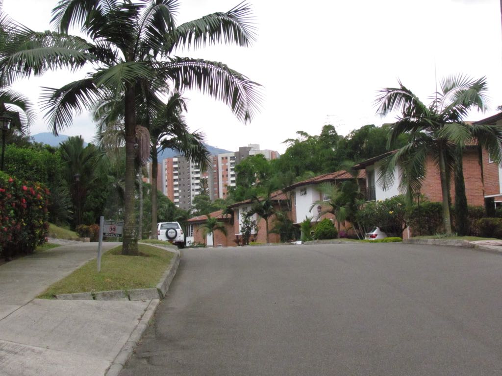 Casa en venta en Envigado loma Benedictinos