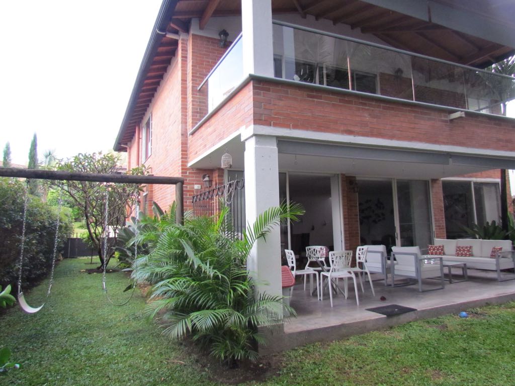 Casa en venta en Envigado loma Benedictinos