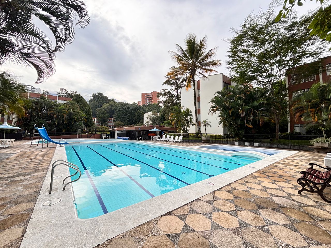 vendo apartamento en Medellín poblado, patio bonito