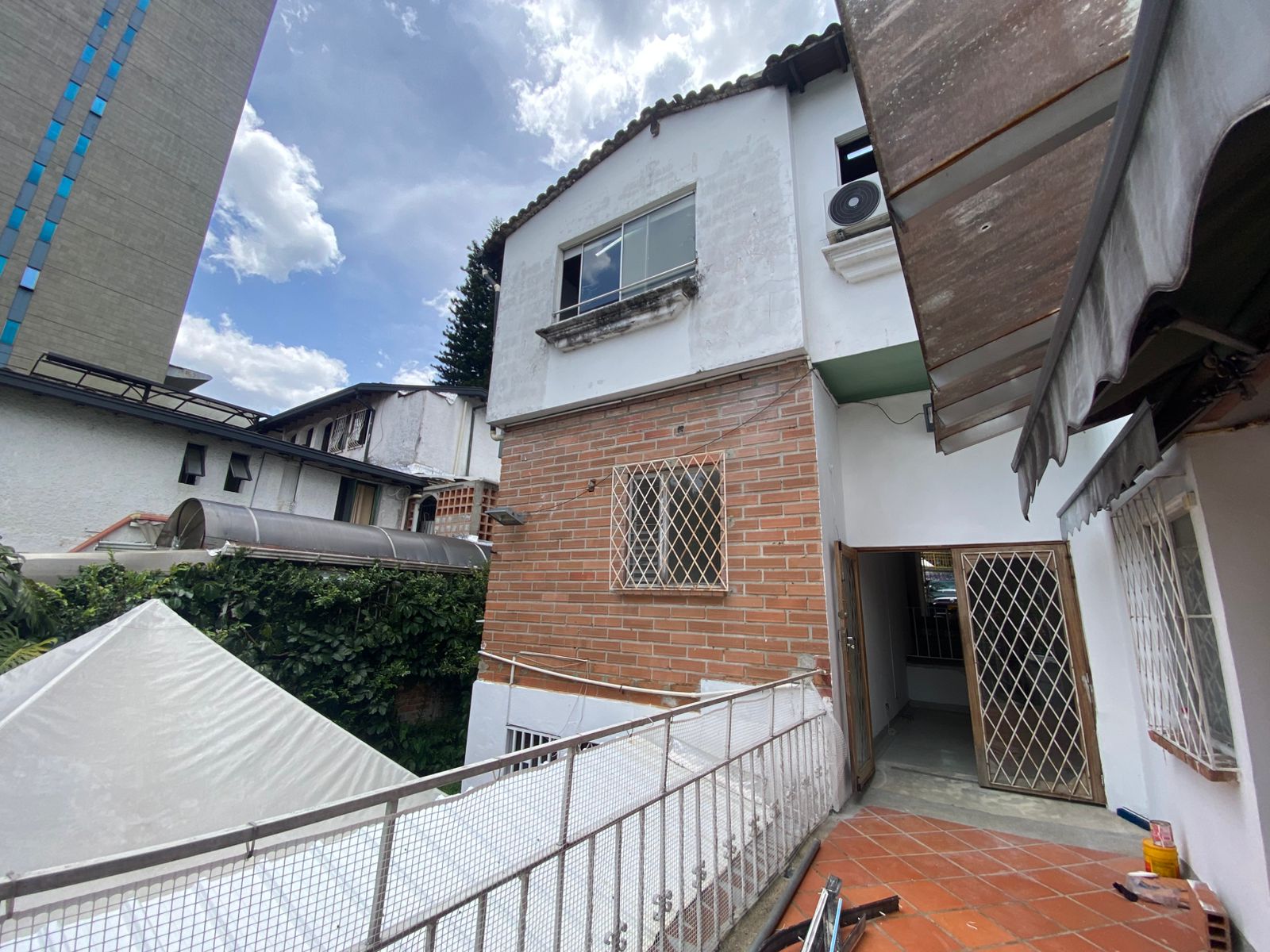 Arriendo Casa Comercial en la Aguacatala Medellin