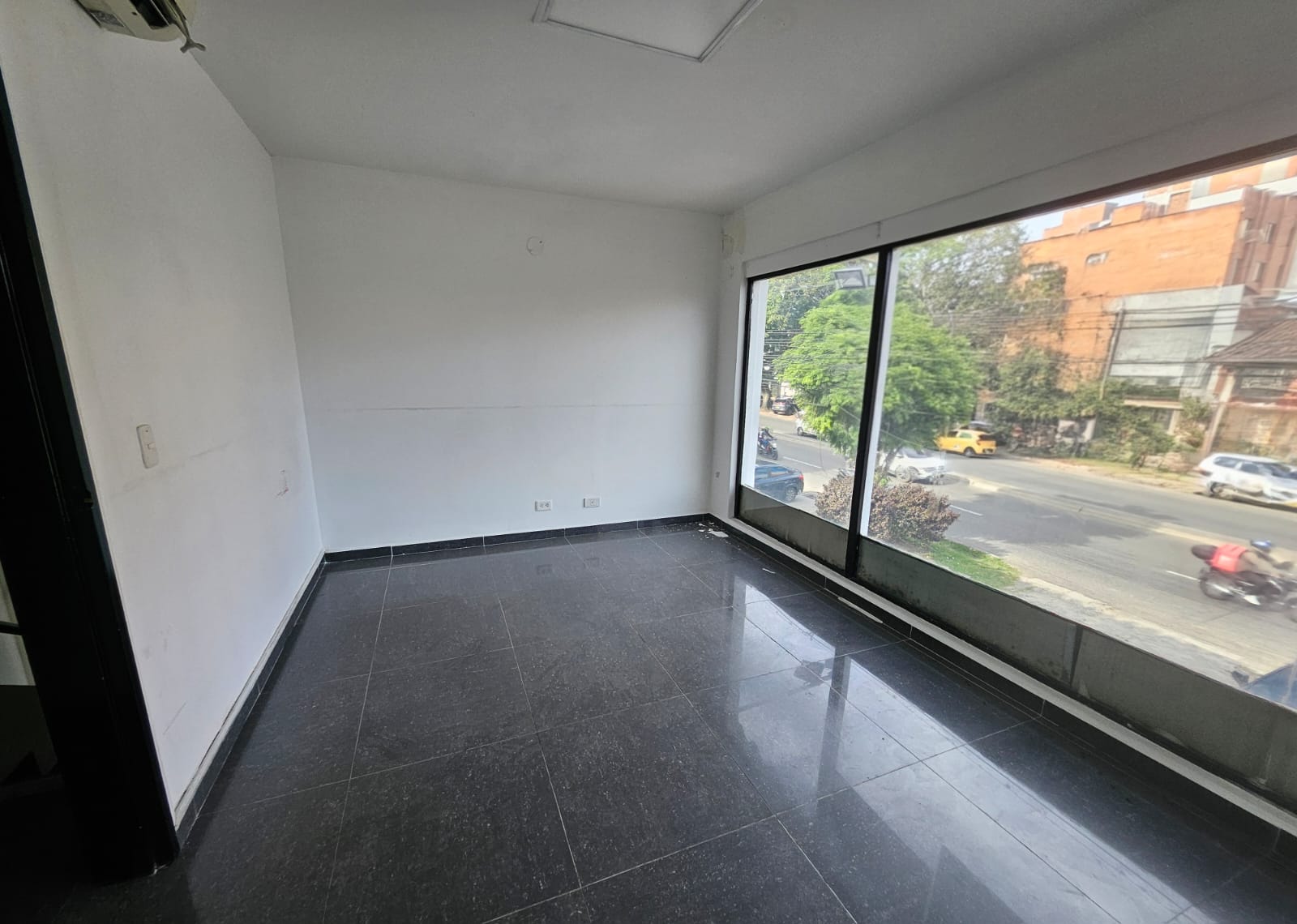 Casa comercial para arriendo en La 80 Floresta