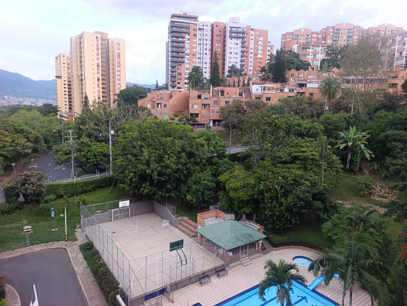 Apartamento en venta Medellín  Loma de los Bernal parte baja