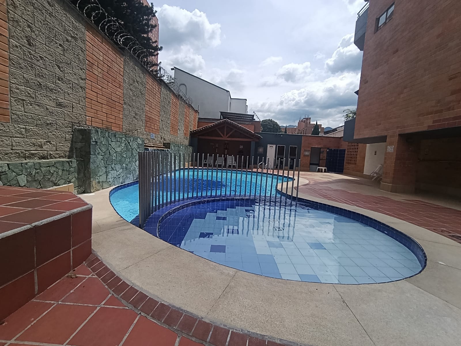 Apartamento Dúplex  en Arriendo Loma de los Bernal