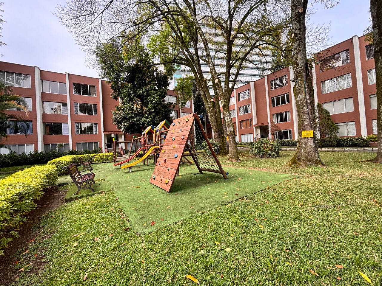 vendo apartamento en Medellín poblado, patio bonito