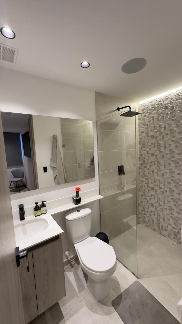 Venta De Hermoso  Apartamento En Los Colores Medellín