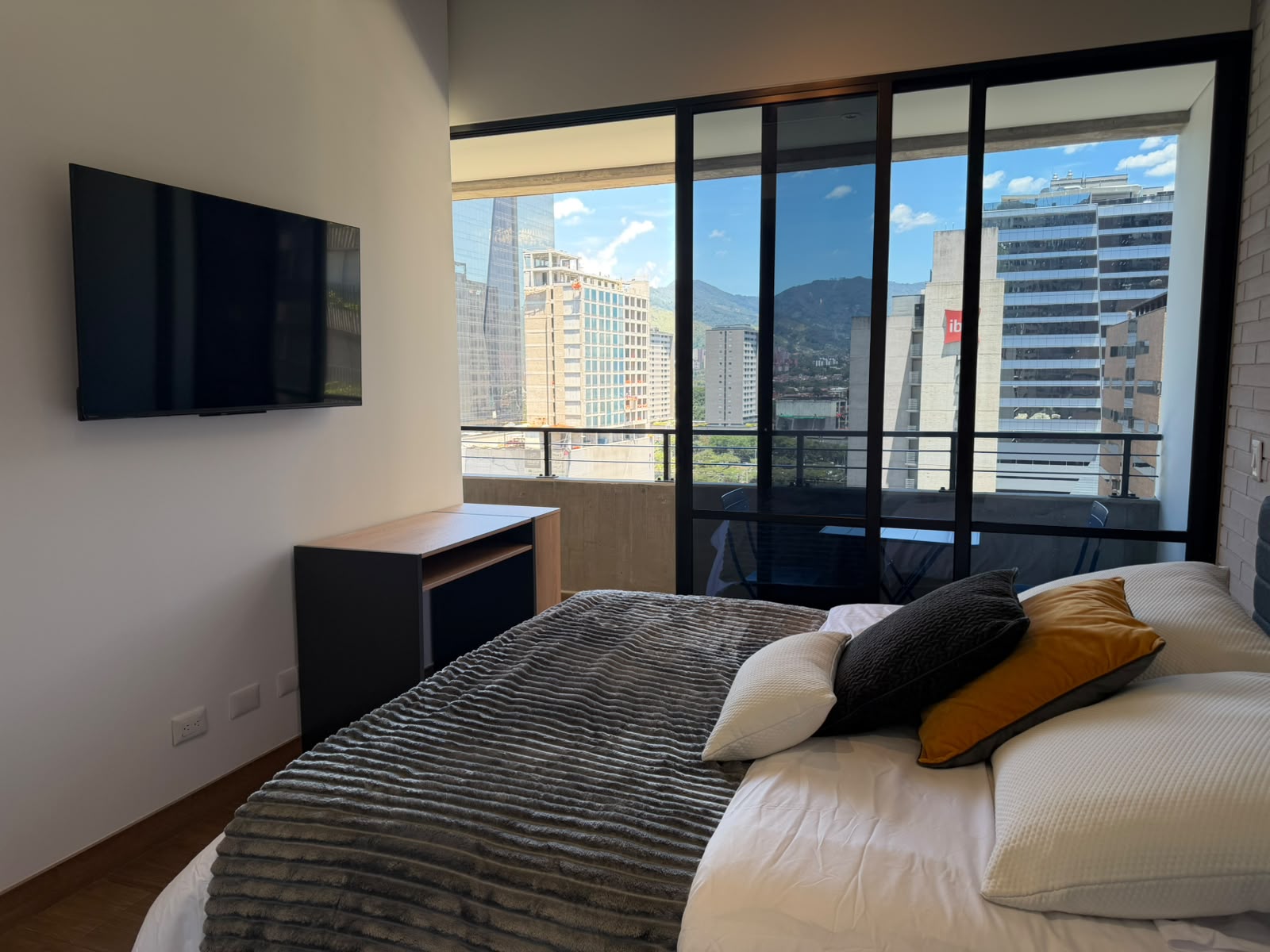 Apartaestudio amoblado para arriendo en Ciudad del Río El Poblado