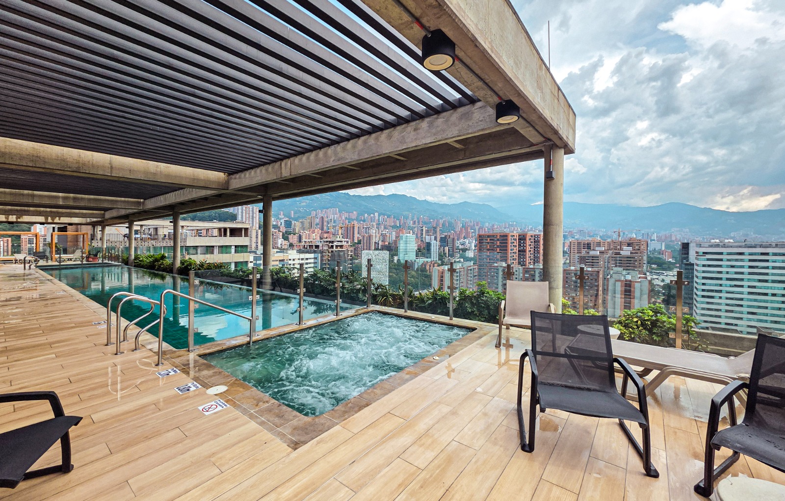 Apartaestudio amoblado para arriendo en Ciudad del Río El Poblado