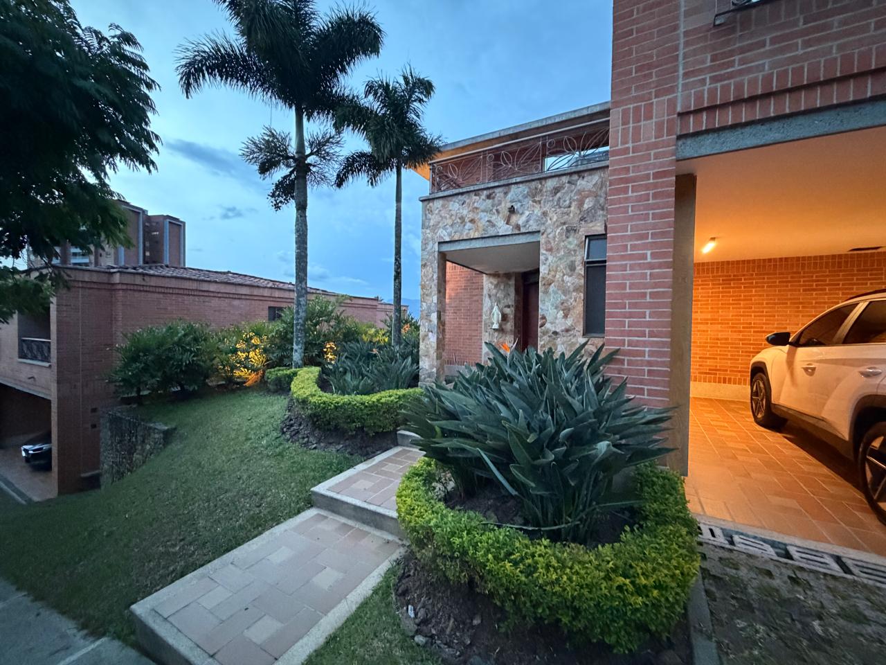 Casa en  venta en la Calera el    Poblado Medellin