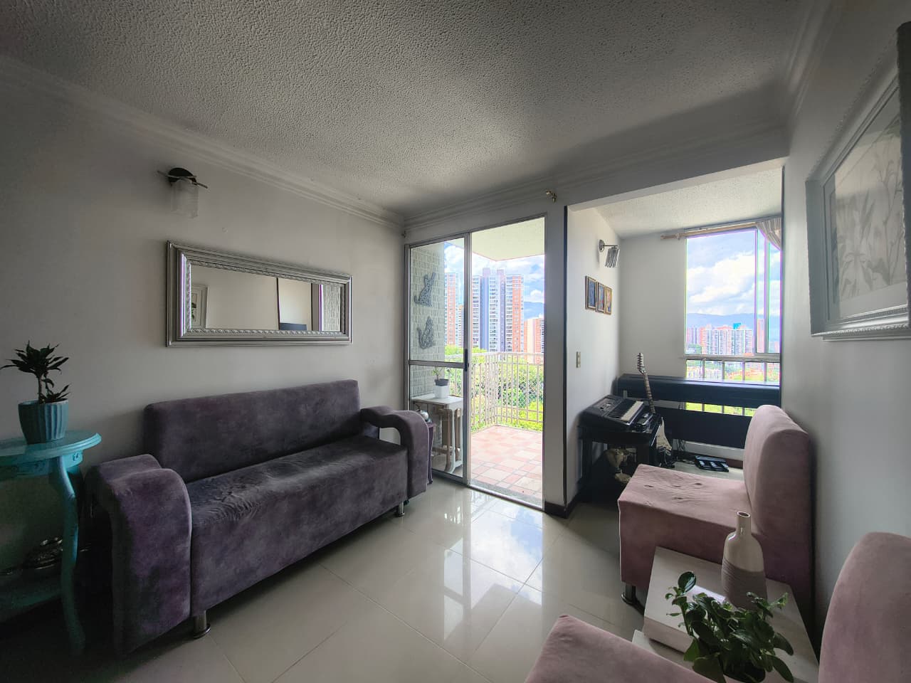 Apartamento para la venta en Loma de los Bernal Medellin