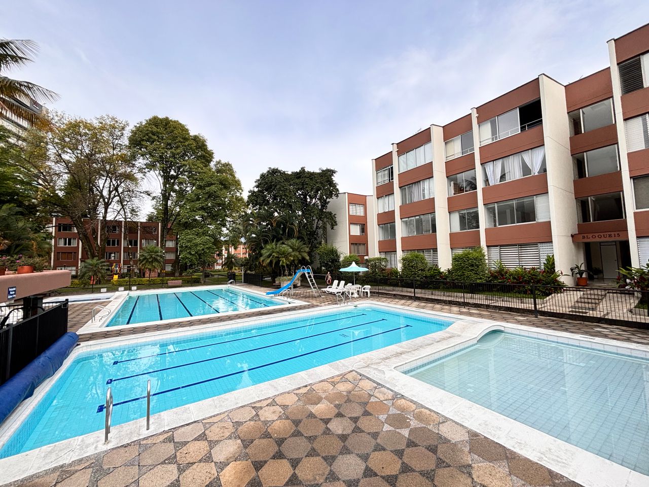 vendo apartamento en Medellín poblado, patio bonito