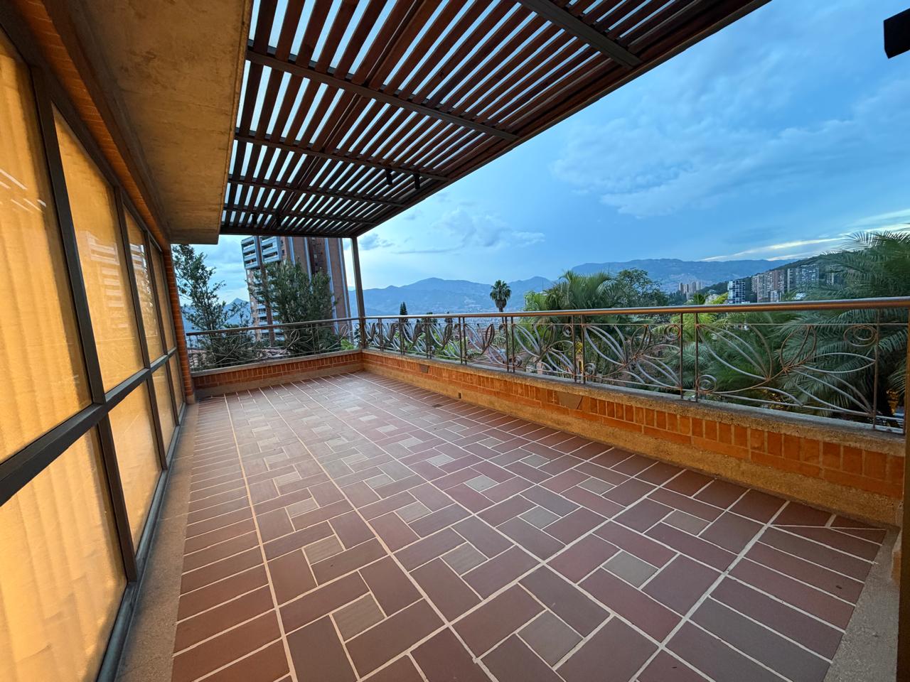 Casa en  venta en la Calera el    Poblado Medellin