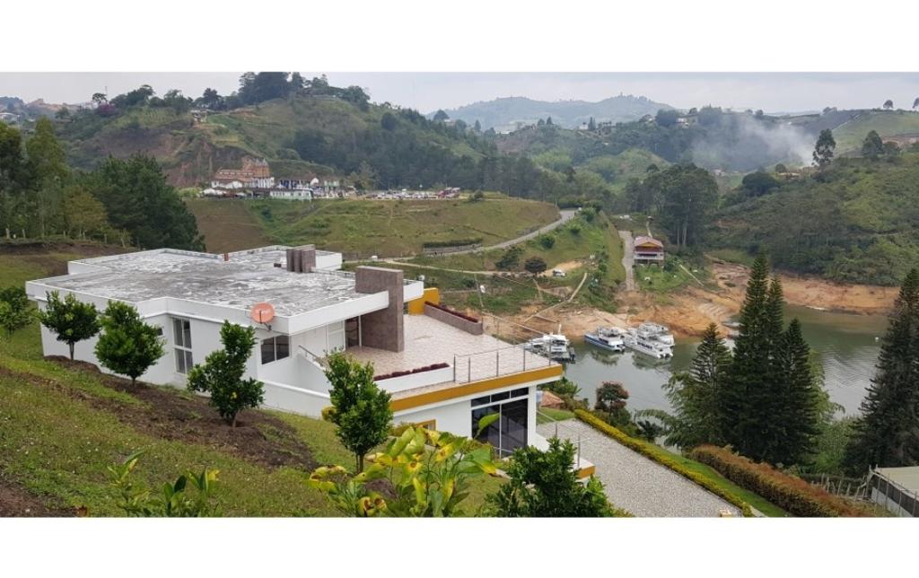 Casa finca en venta en Guatapé  Antioquia con acceso a la represa
