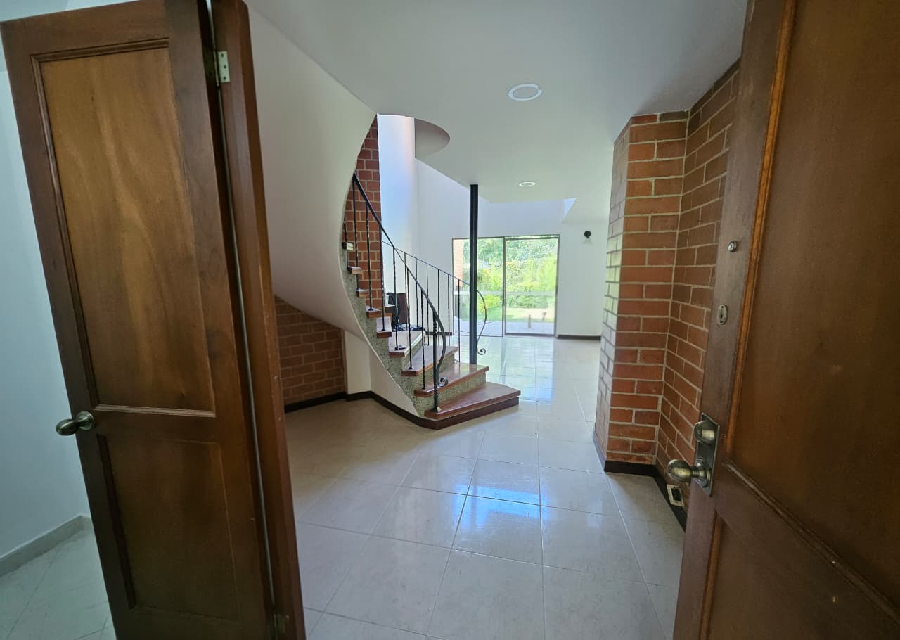 Casa en arriendo en Envigado Loma del Chocho