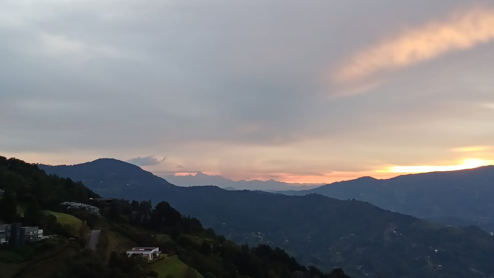 Casa en venta para estrenar en las Palmas Medellin