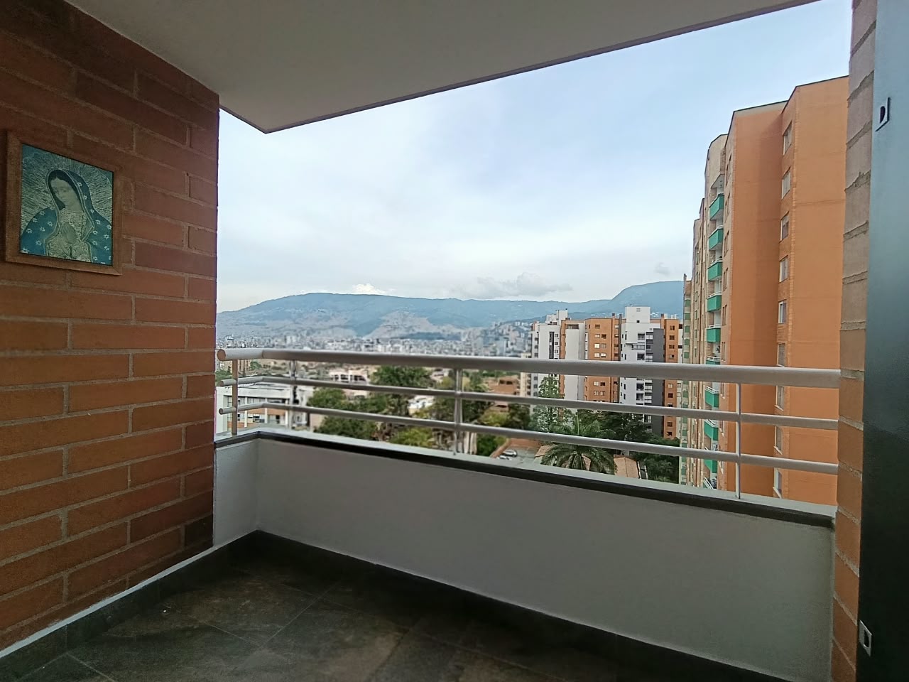 Apartamento en arriendo en Loma de los Bernal Medellín