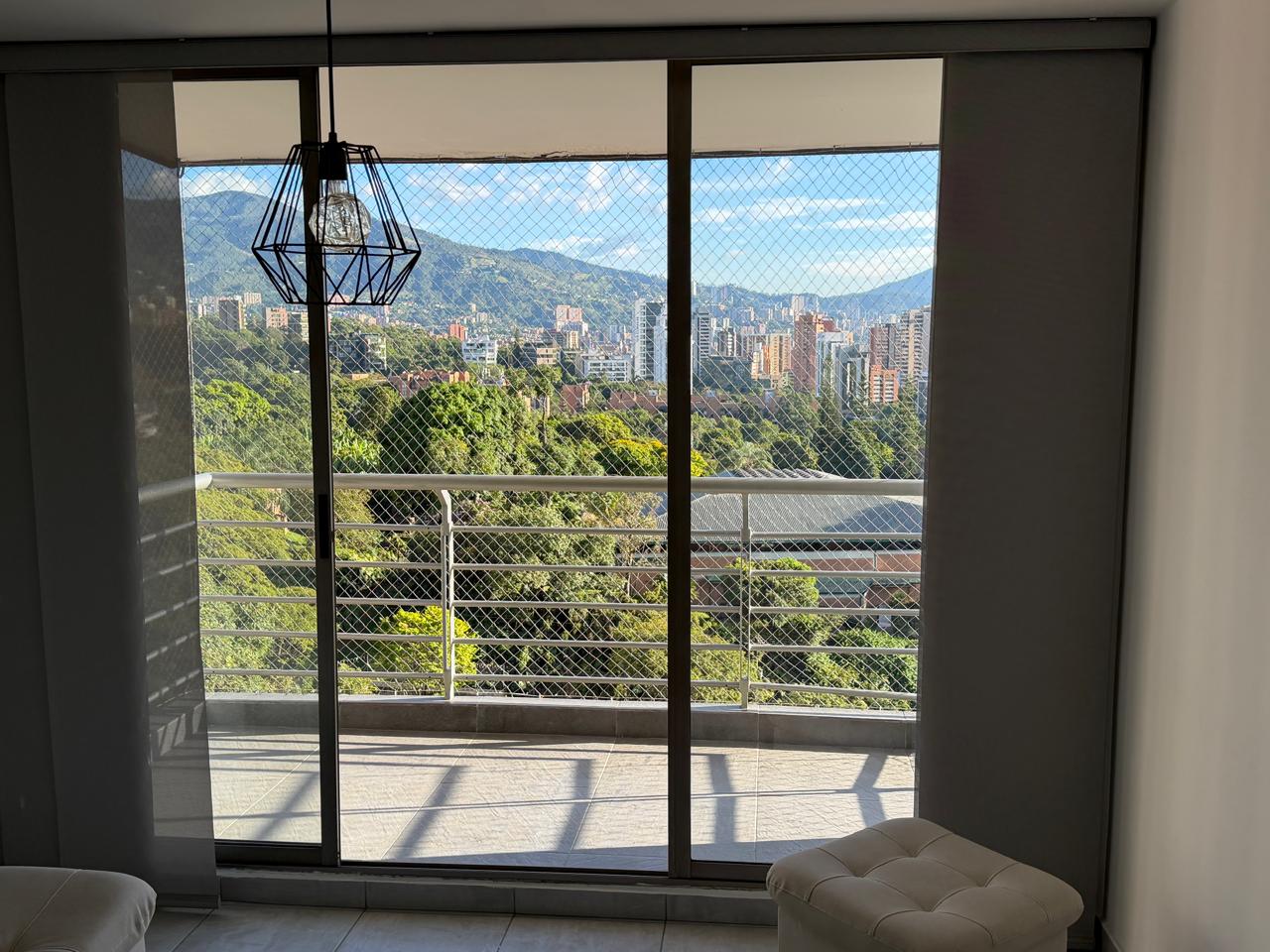 Apartamento amoblado en arriendo en El Poblado sector Los Balsos