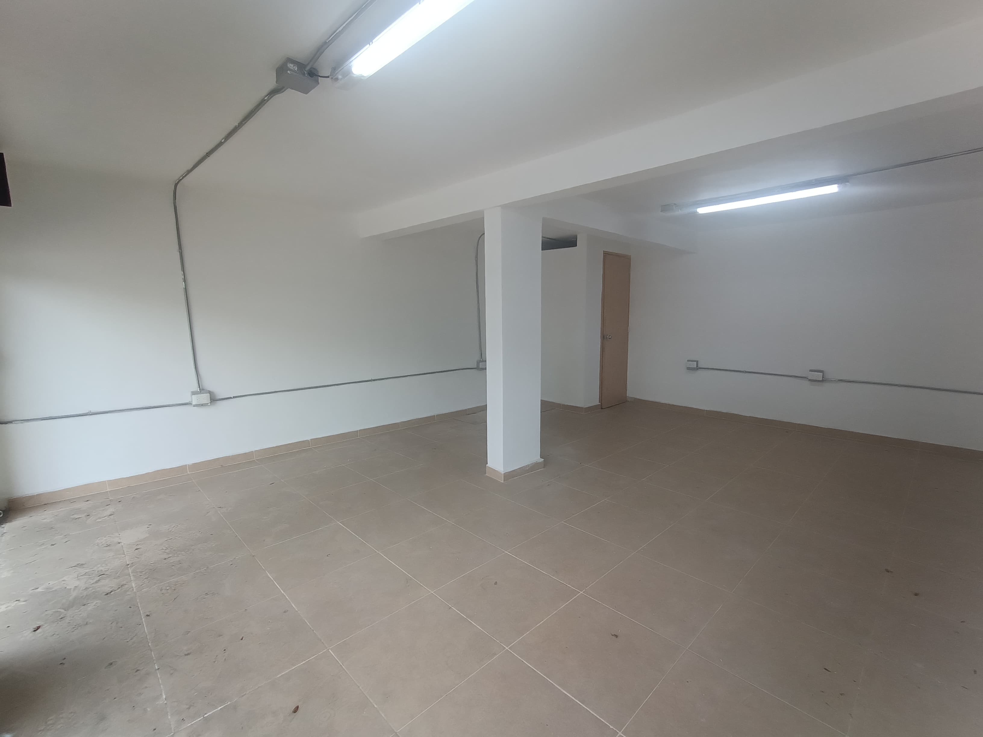 Local comercial para renta en avenida principal sobre la 80