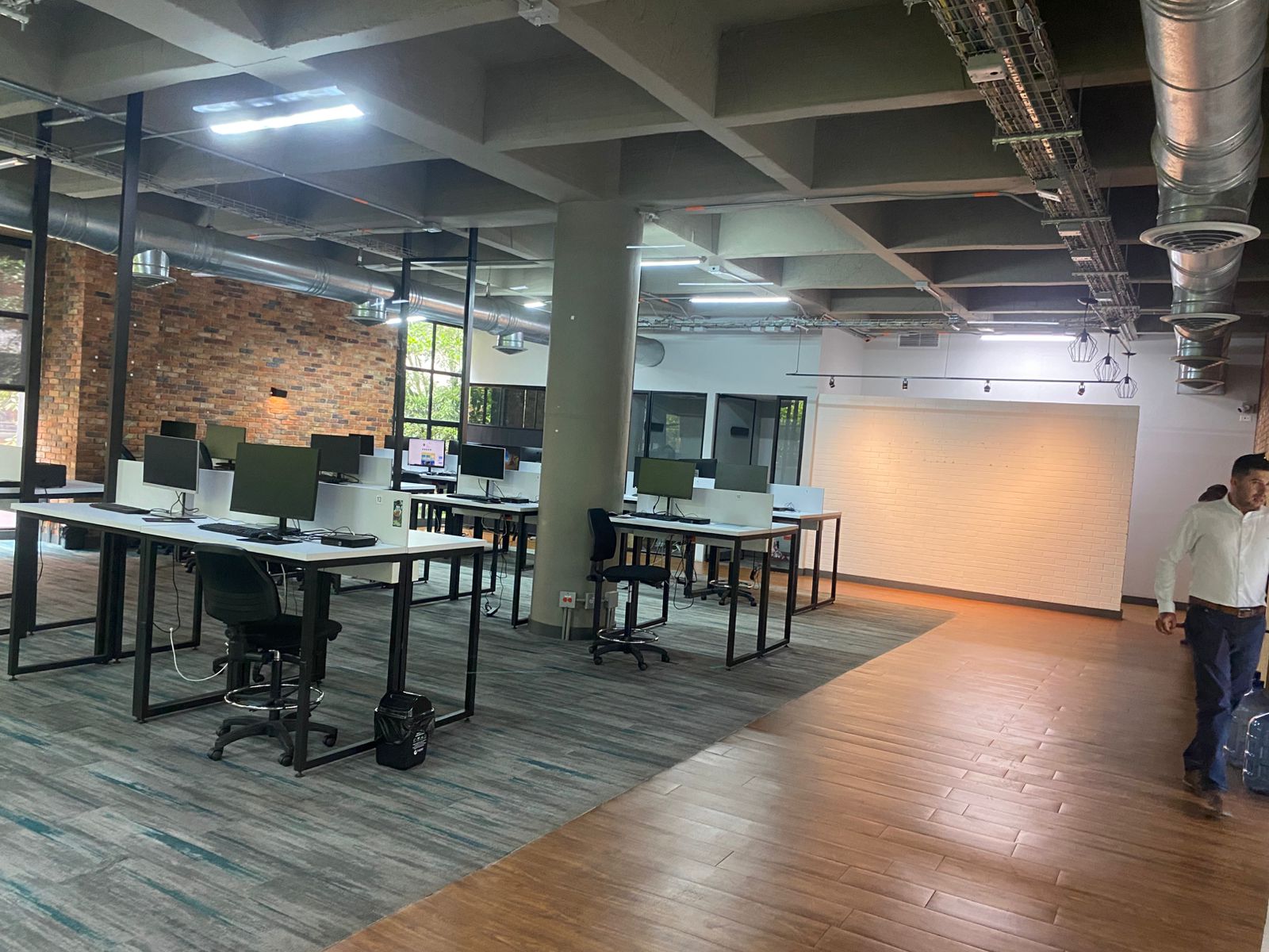 Apartamento de espacios abiertos para la venta en Poblado Medellin