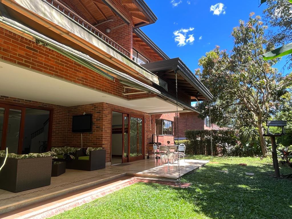 Casa en  venta en altos del   Poblado Medellin