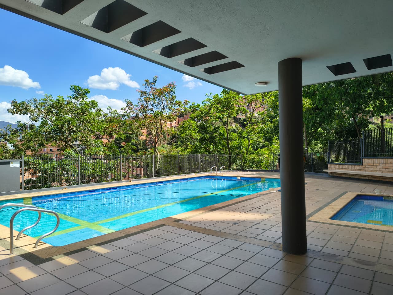 Apartamento para la venta en Loma de los Bernal Medellin