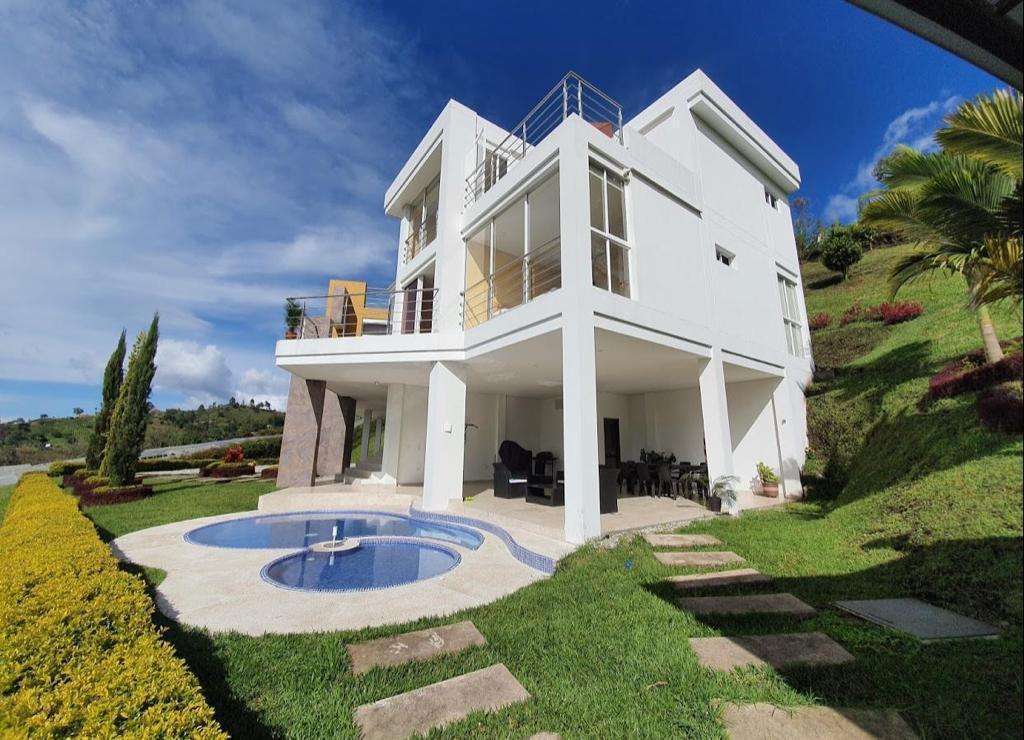 Casa finca en venta en Guatapé  Antioquia con acceso a la represa