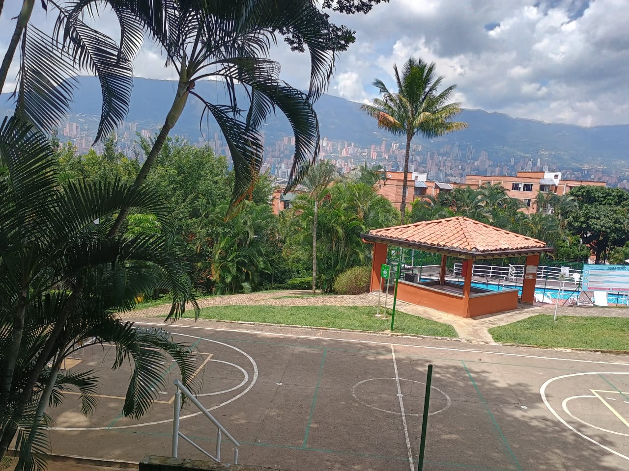 Apartamento en Venta Medellin Loma de los Bernal
