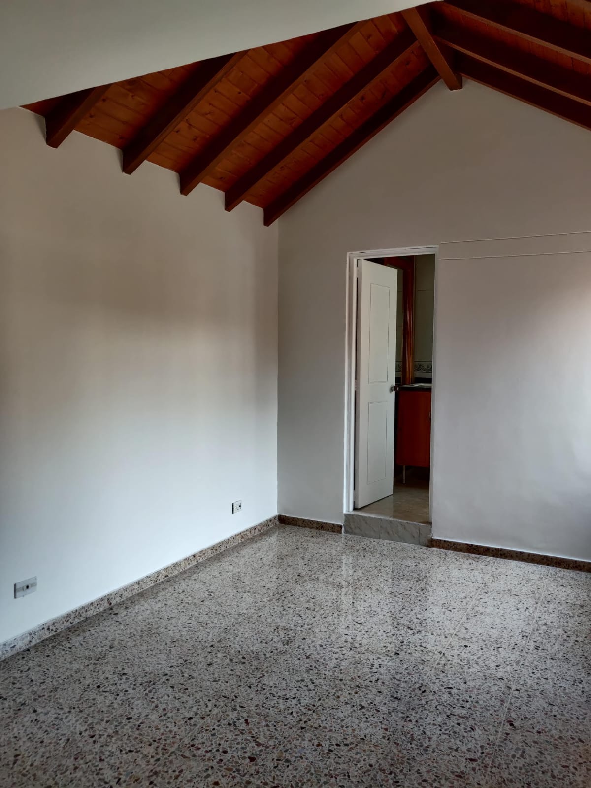 CASA  DE 3 NIVELES EN VENTA LA MOTA MEDELLIN-ANTIOQUIA