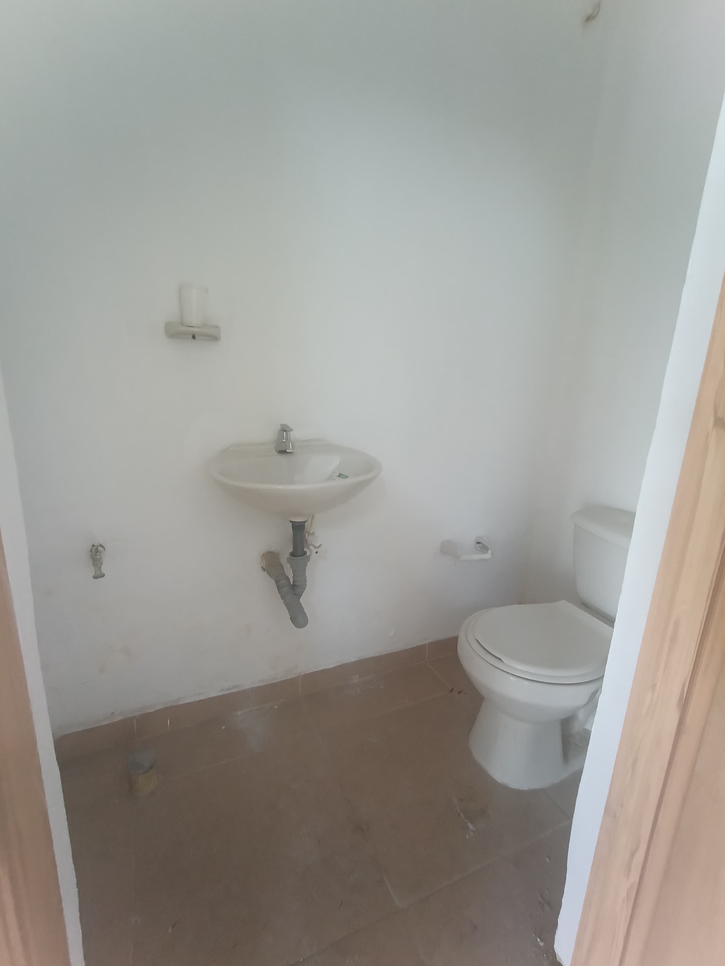 Local comercial para renta en avenida principal sobre la 80