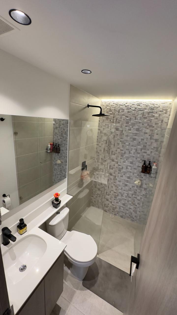 Venta De Hermoso  Apartamento En Los Colores Medellín