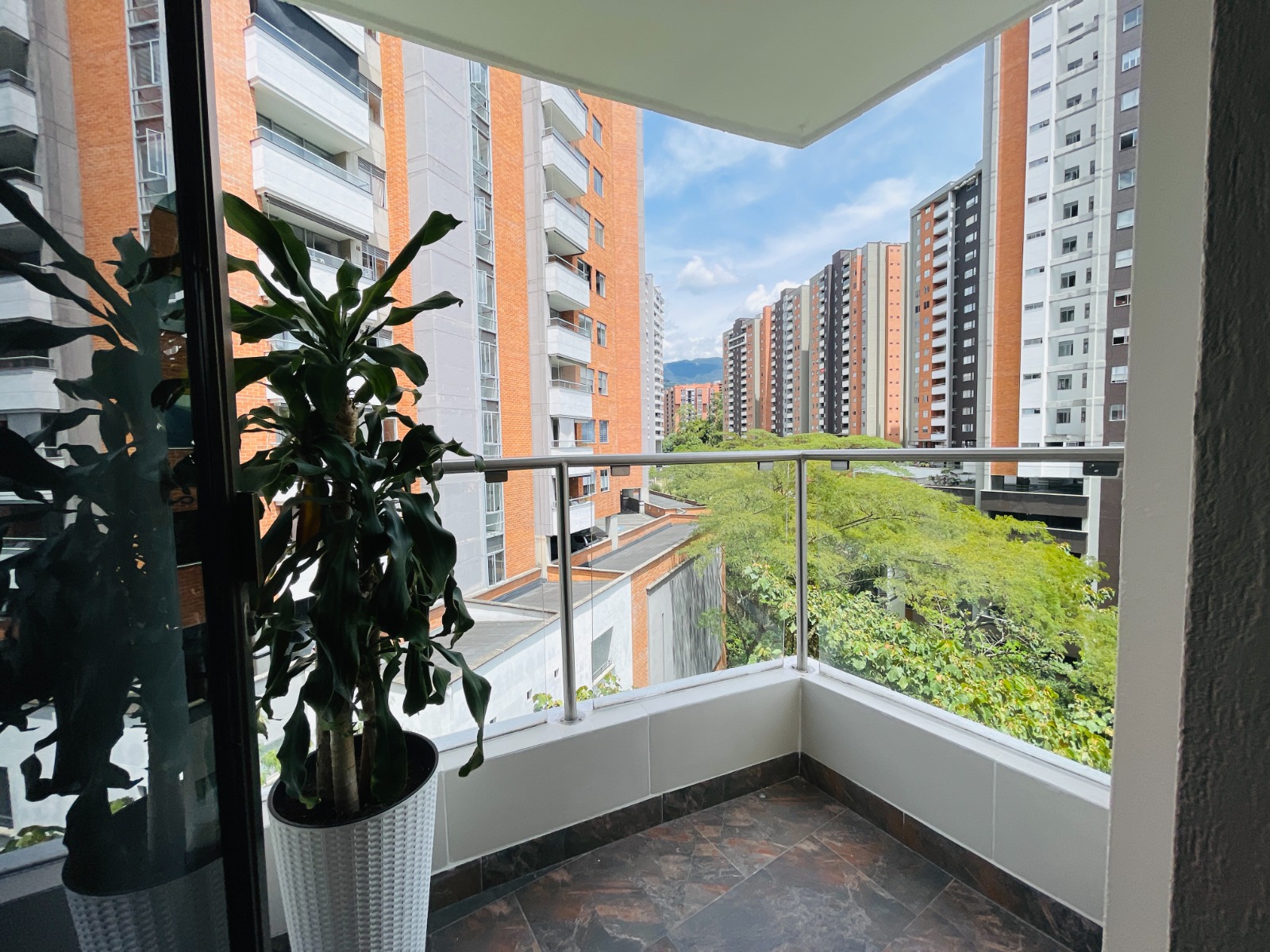 Apartamento en venta La Abadía Envigado – 83 m² + 2 parqueaderos