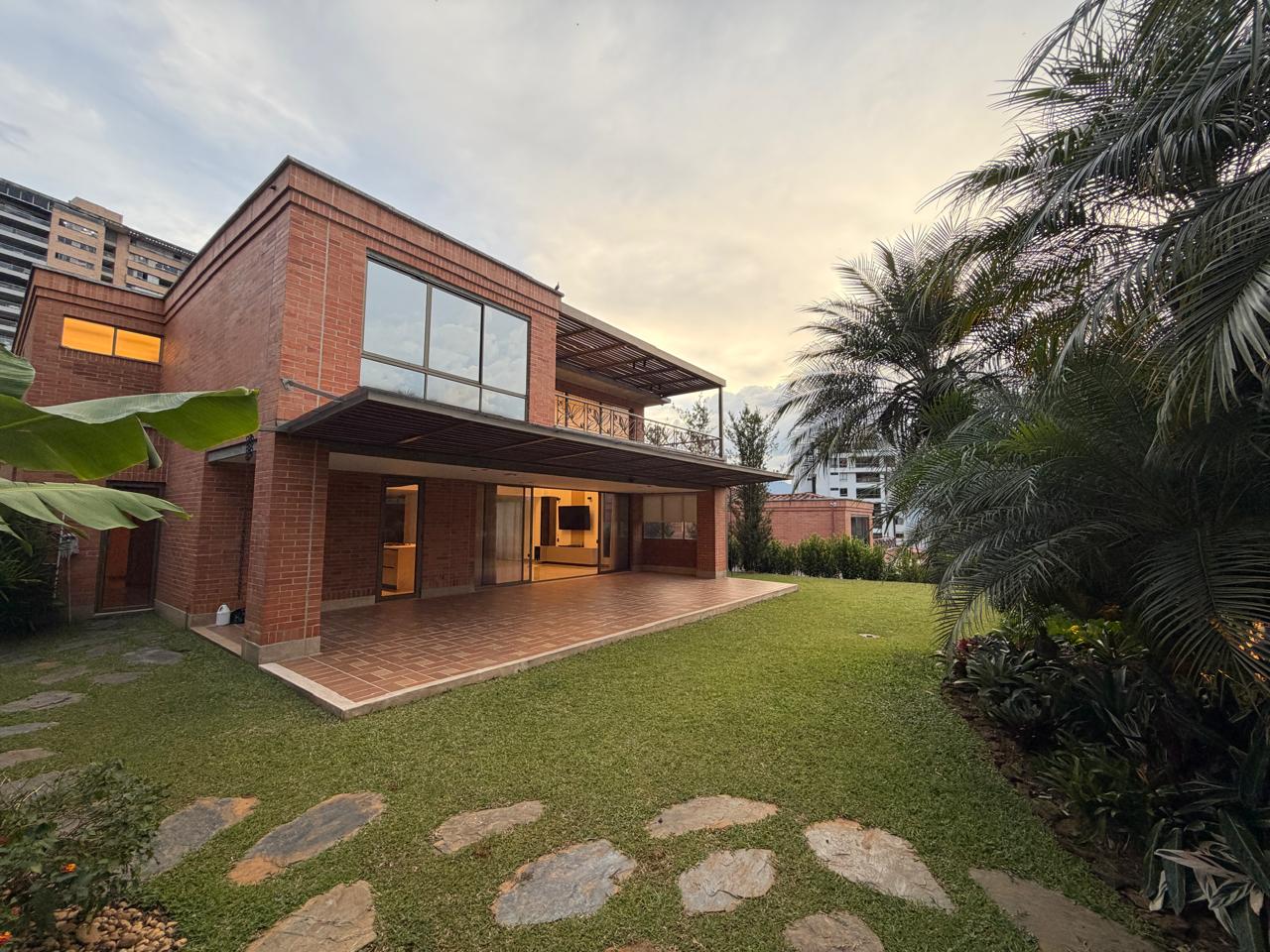 Casa en  venta en la Calera el    Poblado Medellin