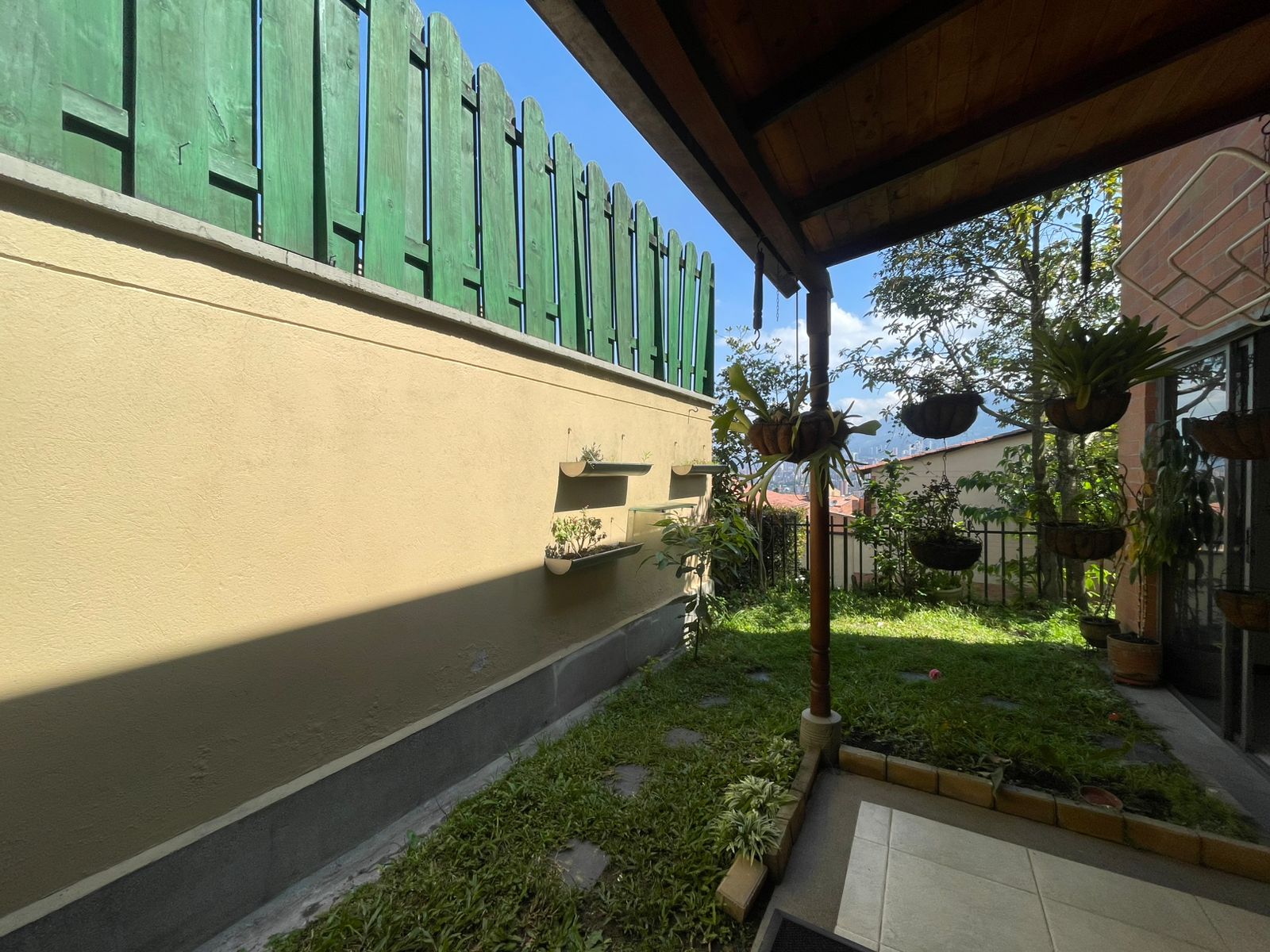 Casa en arriendo en Envigado Las Antillas