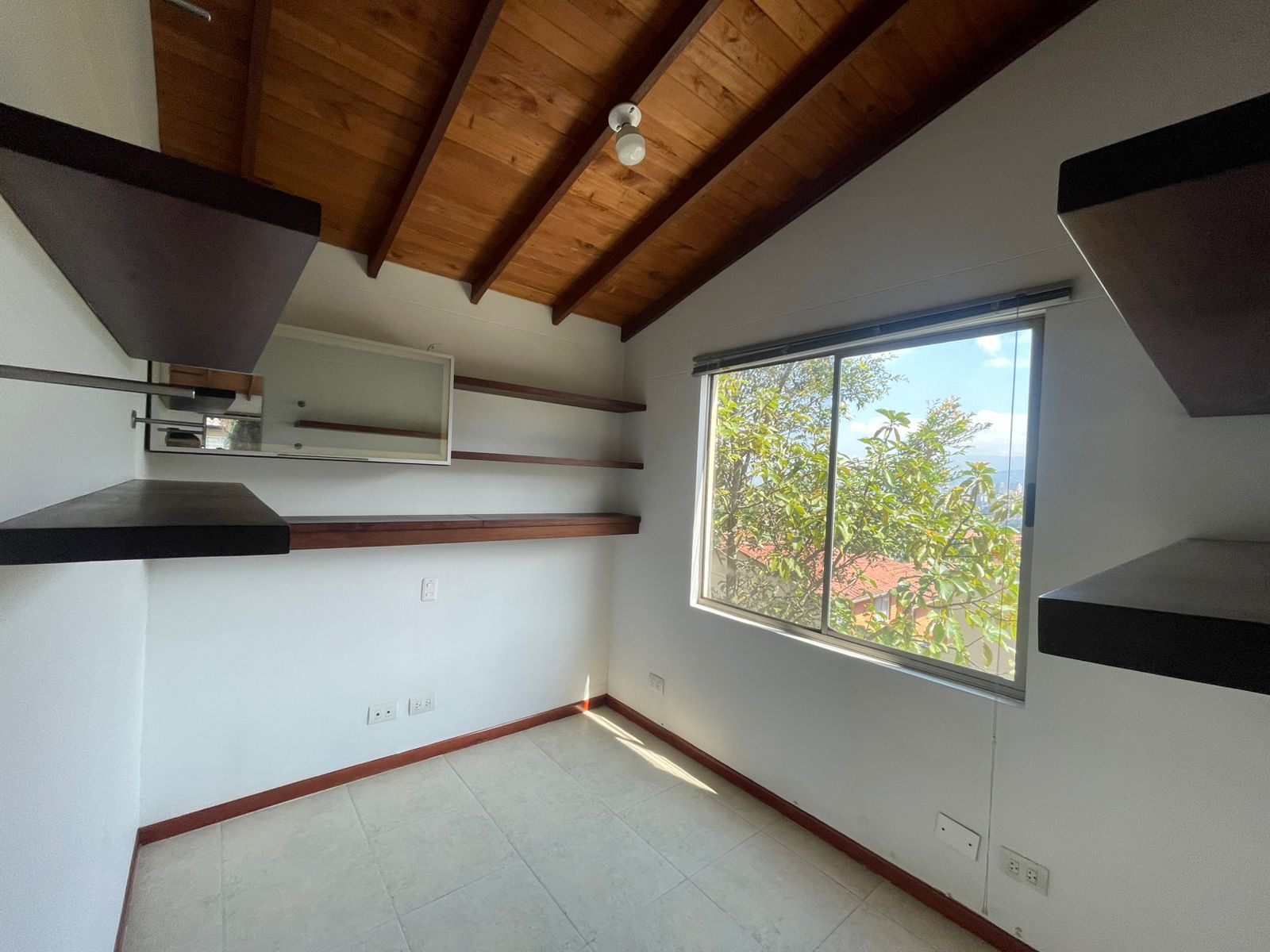 Casa en arriendo en Envigado Las Antillas