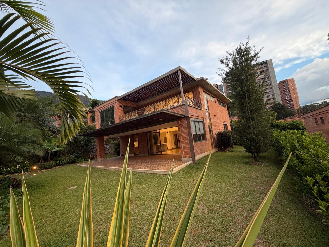 Casa en  venta en la Calera el    Poblado Medellin