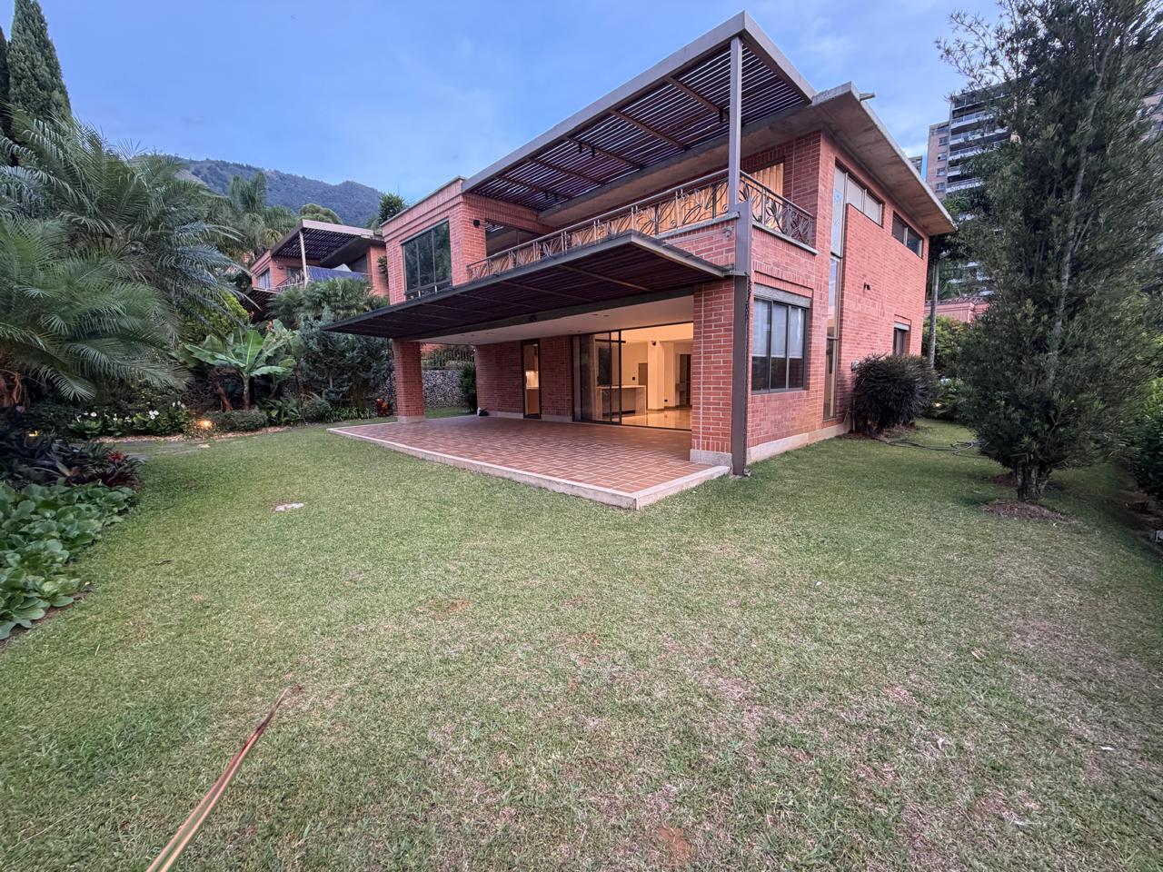 Casa en  venta en la Calera el    Poblado Medellin