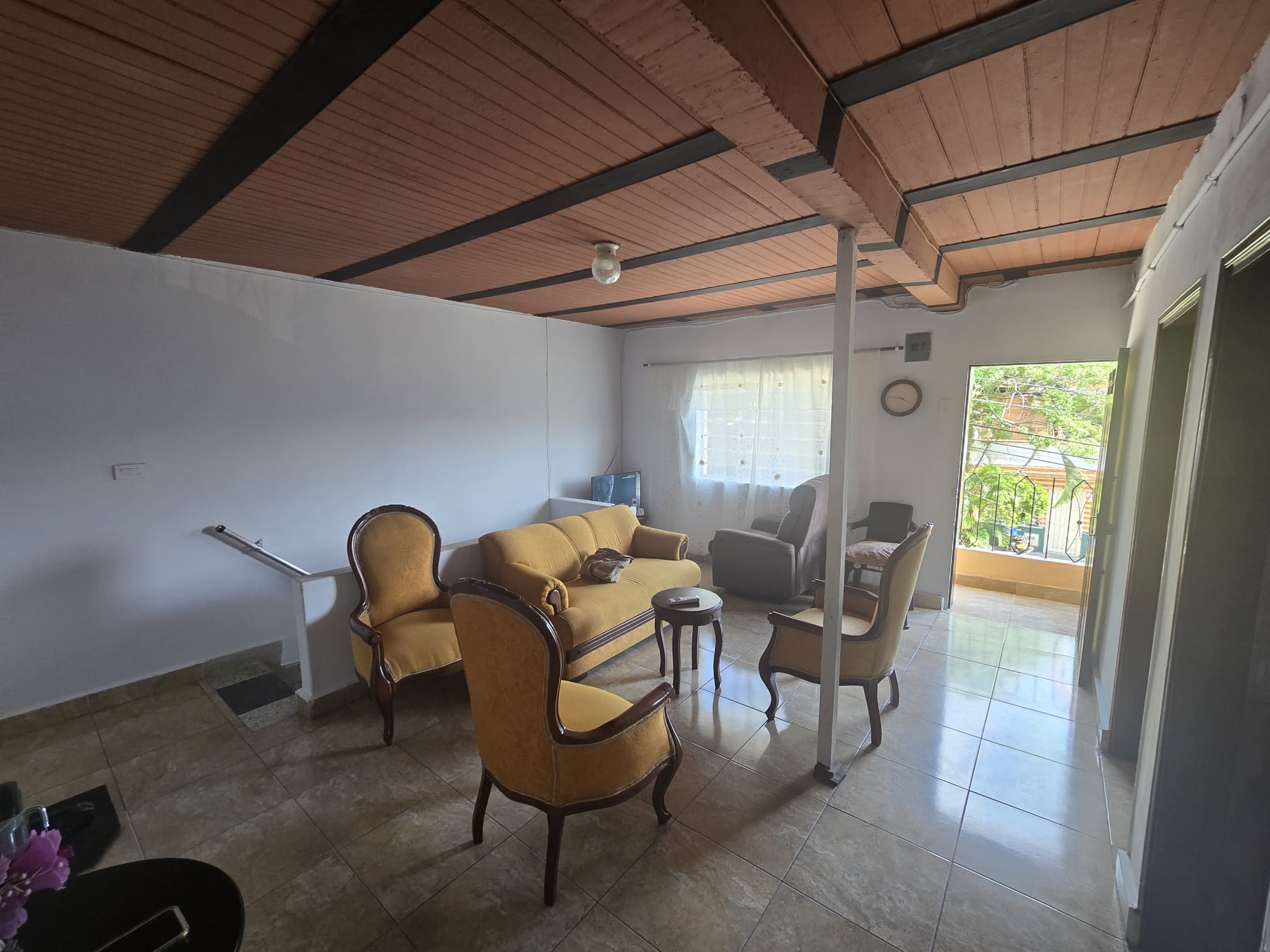 Venta de casa en Manrique central segundo piso con terraza